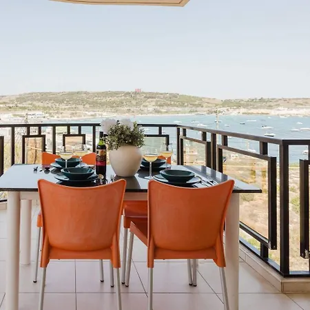 Seafront With Stunning Views Of Ghadira アパート